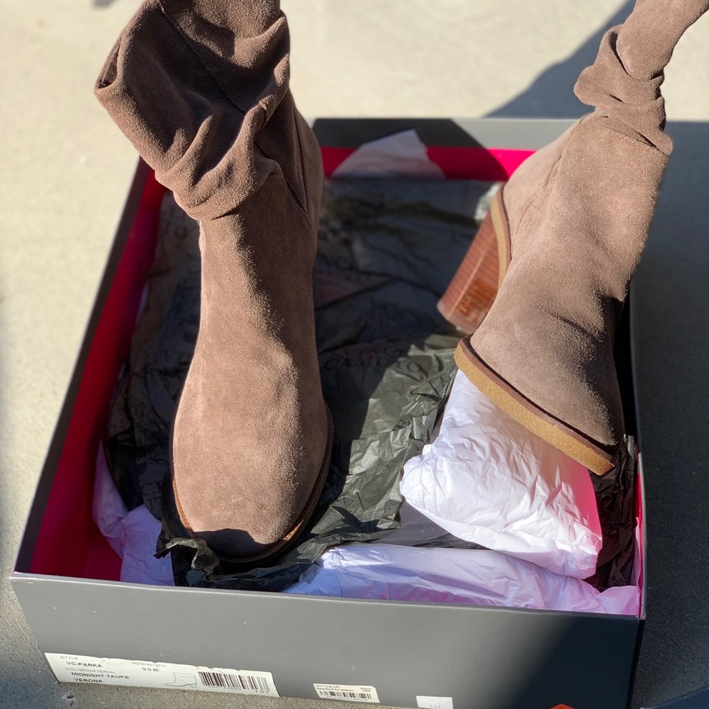 Size 9.5 M Vince Camuto suede booties